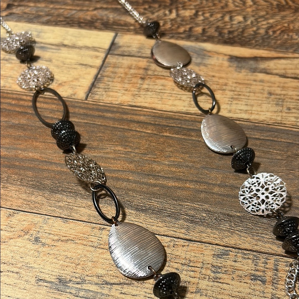 Elegant Silver and Black Necklace B7